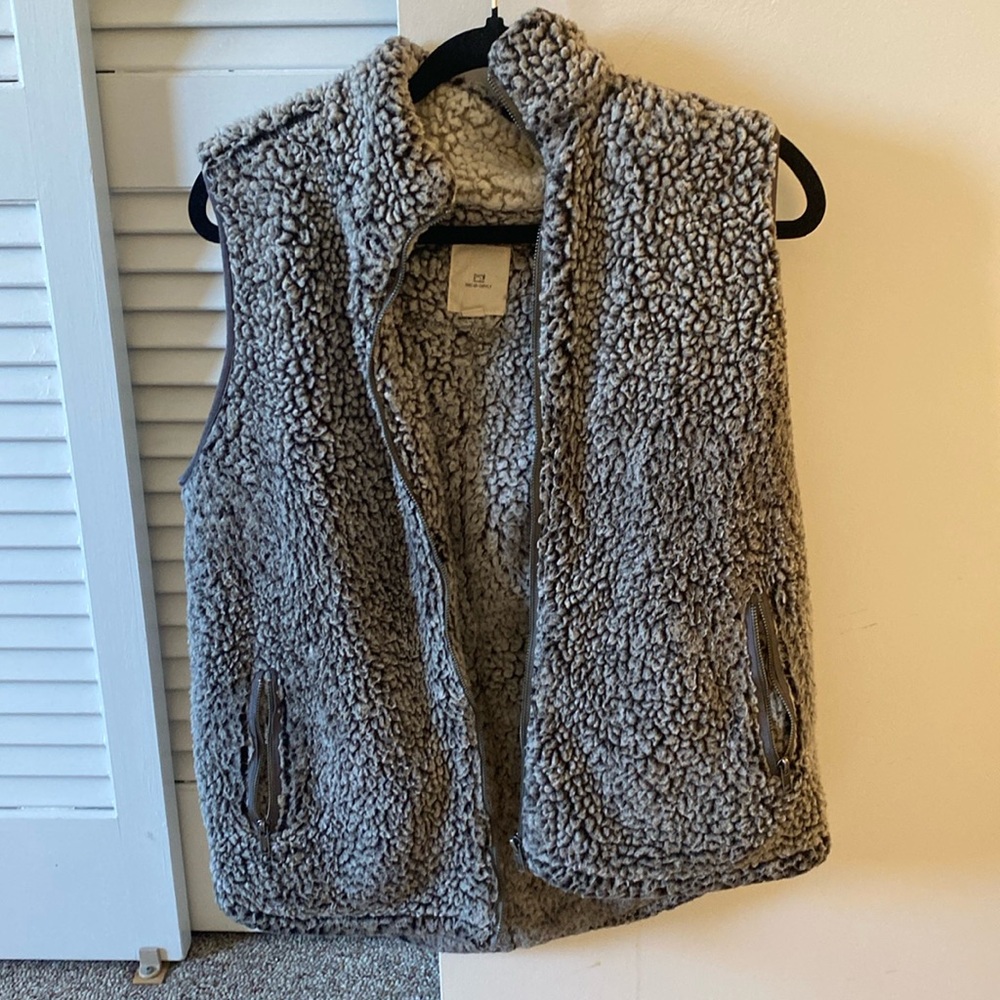 Thread supply grey fuzzy vest, size large